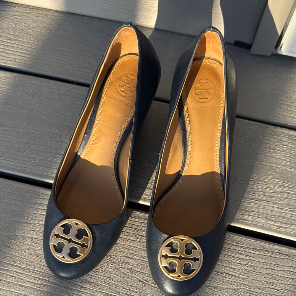 Tory Burch Chelsea 65 Leather Wedge Pumps Navy - Picture 15 of 16